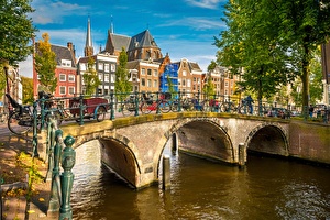 Amsterdamse huizen en brug